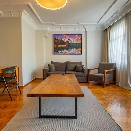 3-bedroom Flat شقة